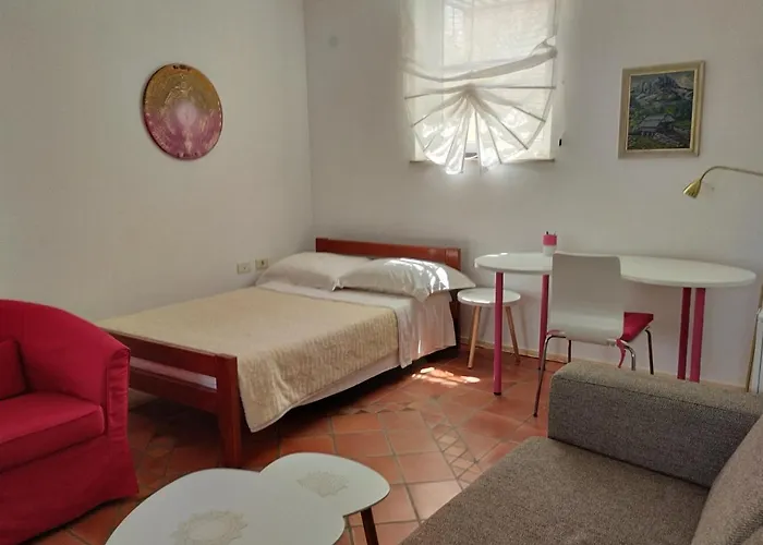 Apartma Oljka Pomjan